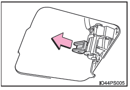 Toyota Prius. Apertura del tapón del depósito de combustible