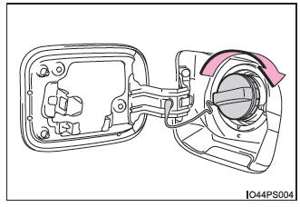 Toyota Prius. Apertura del tapón del depósito de combustible